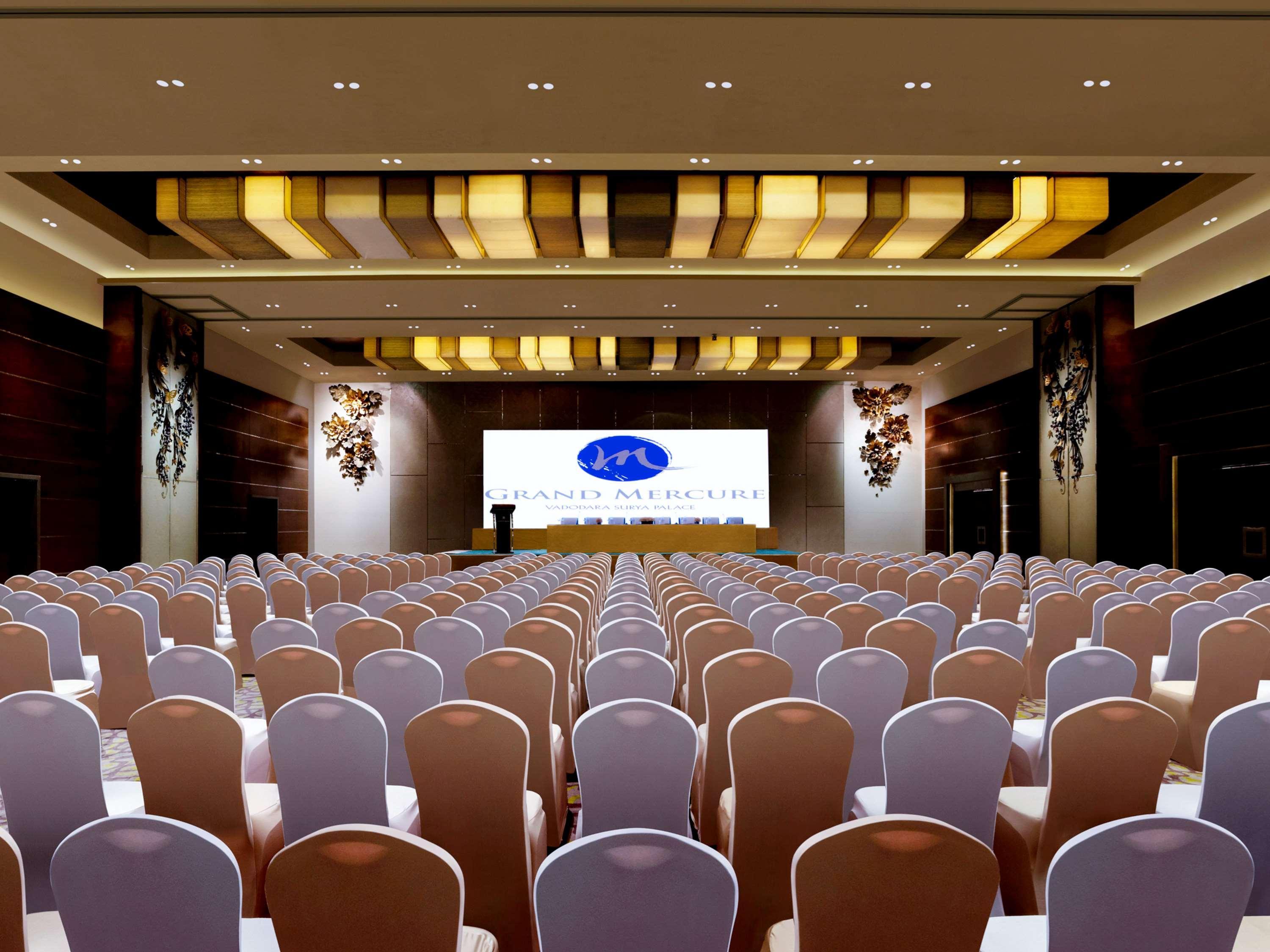 Grand Mercure Vadodara Surya Palace Exterior foto